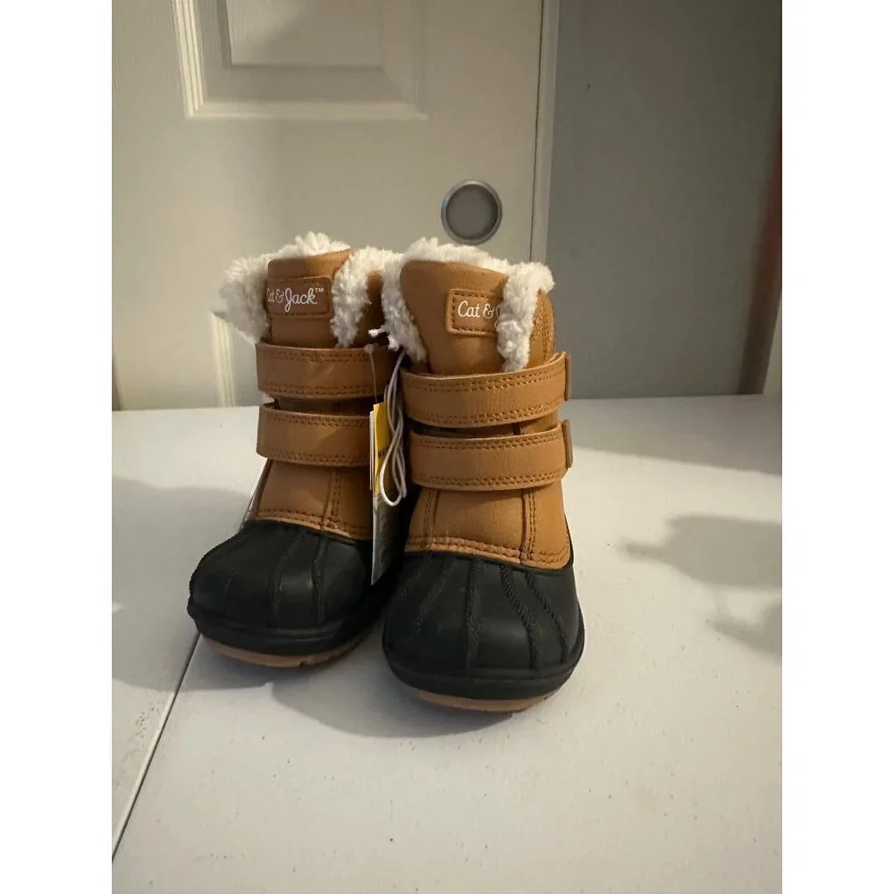 Cat &  Jack Toddler Denver Waterproof Winter Boots with Faux Fur size 6 NWT